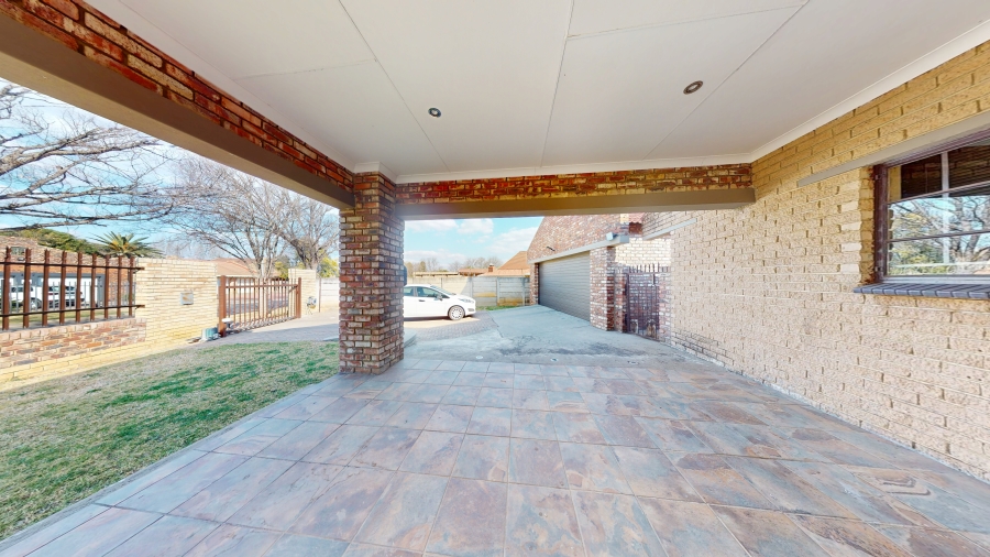 5 Bedroom Property for Sale in Kannoniers Park North West